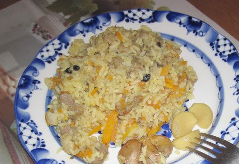 1. Этап. Плов из баранины с помидорами: Раскладываем вкуснейший плов по тарелочкам и подаем его к столу. Приятного всем аппетита!