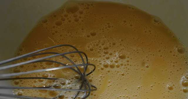 1. Этап. Блинчики с творогом и вишней: Взбиваем яйца в пену с солью и сахаром.