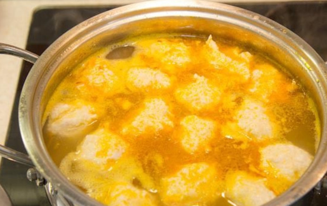 1. Этап. Суп гречневый с фрикадельками: 5. После закипания выложите фрикадельки в кастрюлю, по вкусу добавьте соль и перец, варите после закипания 10 минут. Выключите суп и настаивайте под закрытой крышкой 15 минут.