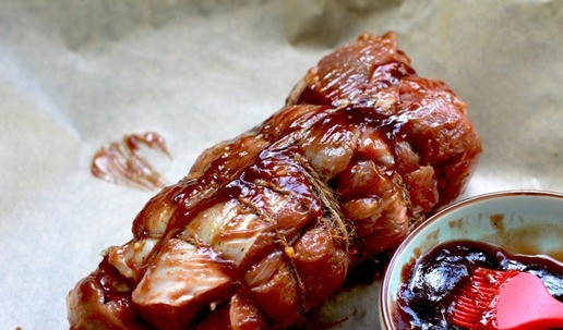 1. Этап. Филе индейки с гранатовой глазурью: Положите индейку в форму для запекания. Смажьте глазурью. Поставьте в духовку и готовьте примерно 30- 40 минут.