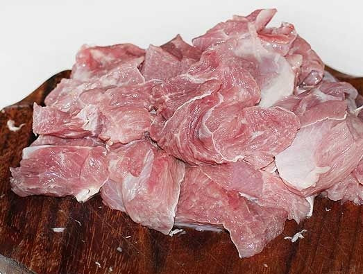 1. Этап. Тефтели под томатным соусом: 2. В данном случае фарш будет из говядины и индейки, однако можно использовать и любые другие комбинации, чтобы тефтели под томатным соусом в домашних условиях были и сочными, и нежирными.