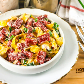 Салат с яичными блинчиками и луком