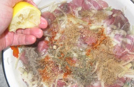 1. Этап. Маринад для свинины: 3. Добавим лимонный сок, масло и специи. Забыла сказать - после добавления каждого ингредиента мясо нужно мять руками, перемешивая и чуть прижимая, чтобы лук пустил сок.