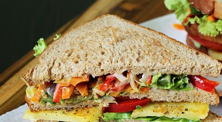 1. Этап. Бутерброды на шпажках: 12. В каждый ломтик вставьте шпажку, чтобы бутерброд не развалился.