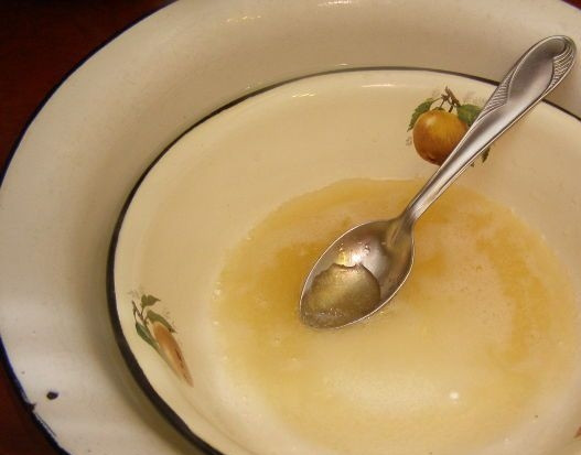 1. Этап. Творожно-ягодный торт: 7. Растворяем желатин и даем ему постоять в теплой воде, чтобы он разбух. Затем вливаем в нашу массу и взбиваем дальше.