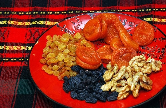 1. Этап. Лапшевник с яйцом: 3. Подготовьте сухофрукты, которые будете использовать в процессе. Можно также добавить немного орехов.