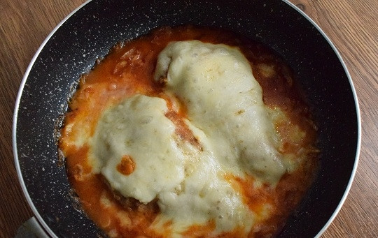 1. Этап. Курица по-итальянски в духовке: Запекайте в течение 15 минут до расплавления сыра.