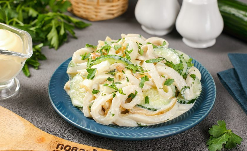 1. Этап. Кальмаровый салат с огурцом: Подавайте сразу к столу. Приятного аппетита!