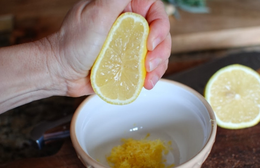 1. Этап. Курица запеченная в лимонном маринаде: В миску натереть цедру лимона и выжать сок.