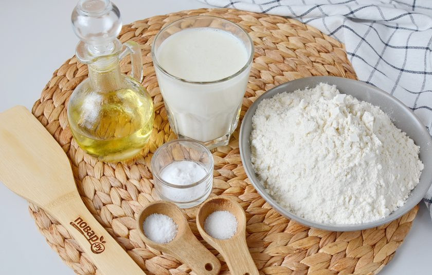 1. Этап. Хлеб на кефире в духовке: Объем моих стаканов 200 мл. Приготовьте продукты, кефир должен быть комнатной температуры.