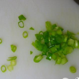 1. Этап. Пряный салат из огурцов: И мелко нарежьте зелёный лук. Затем, переложите все овощи в тарелку.