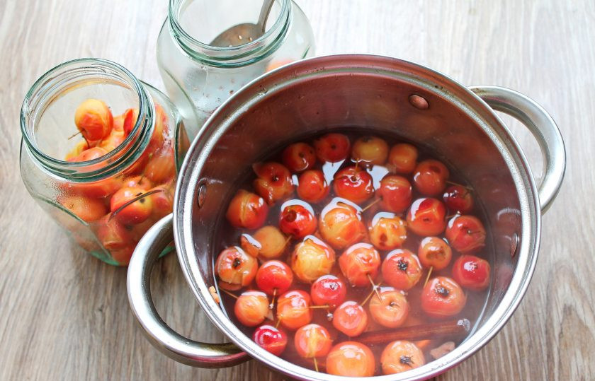 1. Этап. Маринованные ранетки на зиму: Разложите бланшированные яблоки по горячим банкам до плечиков.