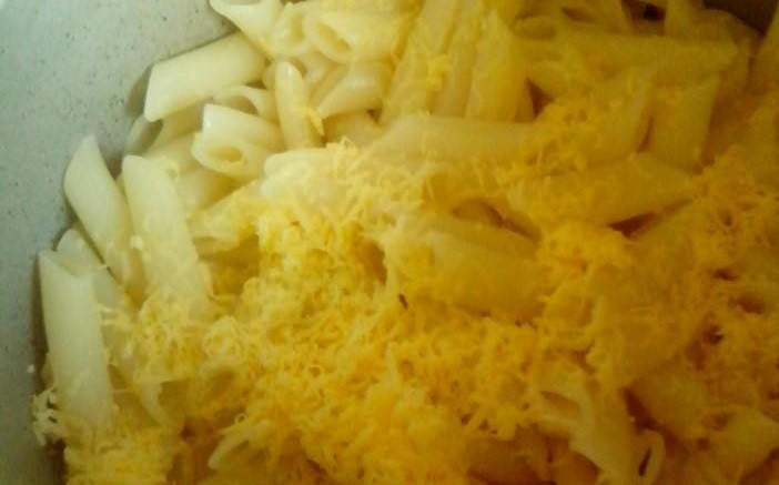 1. Этап. Макароны с сыром в мультиварке: Переложите макароны в кастрюлю. Добавьте сливочное масло и тертый сыр. Тщательно все перемешайте.