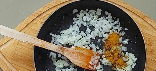 1. Этап. Морковные пироги с индейкой: Займемся начинкой. Спассеровать лук на растительном масле. Добавить приправу.