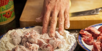 1. Этап. Свинина с фасолью и помидорами: 1. В широкую тарелку всыпьте муку, добавьте соль и перец, перемешайте. Свинину порежьте крупными кубиками, срежьте пленочки и обваляйте в мучной смеси.