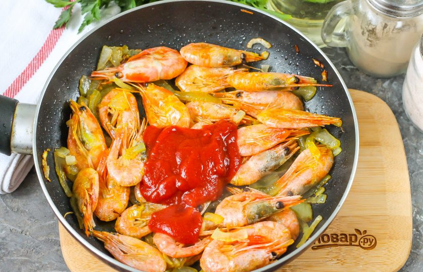 1. Этап. Паста с креветками в томатном соусе: Добавьте томатную пасту. Если она слишком кислая на вкус, то всыпьте немного сахарного песка. На этом этапе можно всыпать и сушеный молотый чеснок, если любите блюда с пикантным вкусом.
