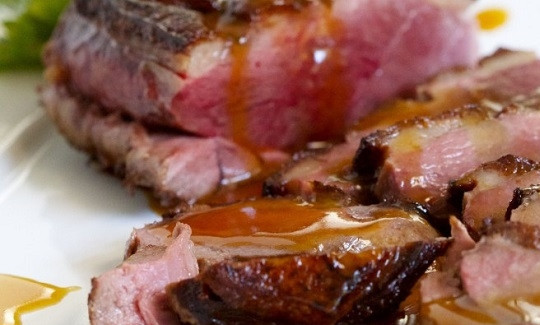 1. Этап. Филе утки в апельсиновом соусе: 5. Готовую птицу выложите на тарелку для подачи, полейте соусом и подавайте к столу. Приятного аппетита!