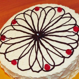 Шоколадно-вишневый торт со сливками