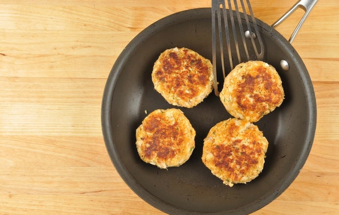 1. Этап. Тайские рыбные котлеты: 5. Сформируйте 4 котлеты. Обжарьте их по 4 минуты с каждой стороны на разогретом масле в сковороде.