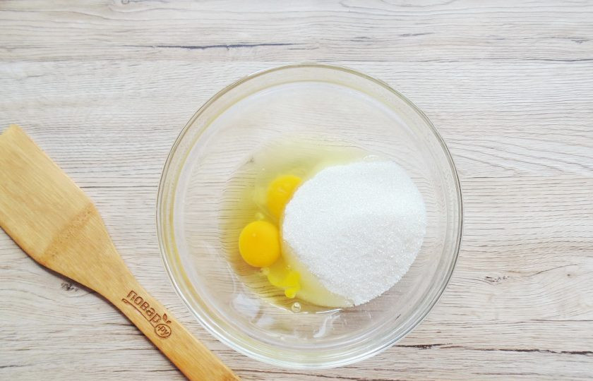 1. Этап. Медовик с вишней и сметанным кремом: В миску разбейте яйца и добавьте сахар.