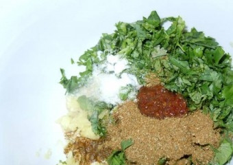 1. Этап. Томатный соус с кинзой: Кинзу промойте, измельчите. Смешайте ее с пропущенным через чеснокодавилку чесноком. А также добавьте хмели-сунели, перец, аджику, уксус, соль. Смесь перетрите толкушкой.