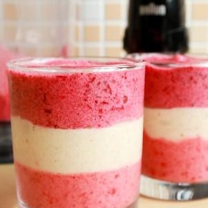 1. Этап. Фруктовый сорбет: Ставим трехслойный сорбет в холодильник на 15-20 минут и подаем к столу, украсив листьями мяты. Дети будут в восторге, да и взрослые тоже :) Красота и вкуснятина!