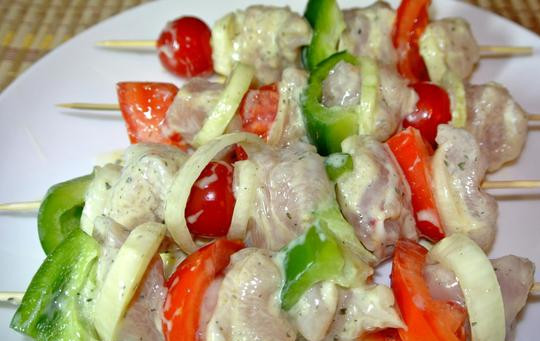 1. Этап. Курица на шпажках с овощами: 7. Шпажки предварительно смажьте растительным маслом, подготовьте фольгу.