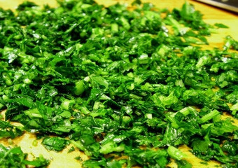 1. Этап. Суп с курицей и гречкой: Мелко нарезаем мытую петрушку.