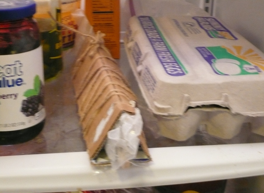 1. Этап. Яйца в форме сердечек: Положите в холодильник минимум на 4 часа. Именно столько нужно времени, чтобы яйца не вернулись в свою форму, а надежно закрепились в форме сердечек.