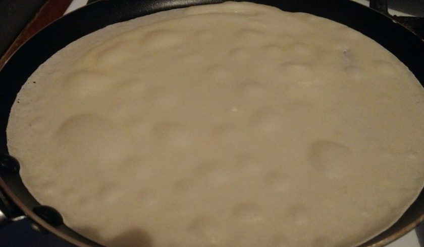 1. Этап. Блины на молоке с мясом: 4. Когда наша начинка готова, можно приступать к выпеканию блинов. На раскаленную сковороду выливайте тесто, равномерно распределяйте его и жарьте, пока поверхность не будет матовой.