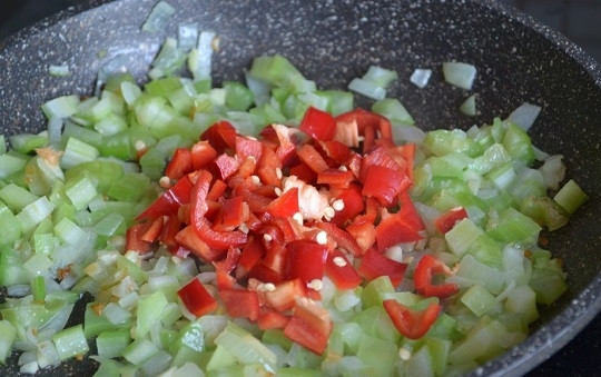 1. Этап. Гарнир из перловки с овощами: 4. Туда же отправьте сладкий перец. Также в рецепте приготовления гарнира из перловки с овощами можно использовать острый перец, кабачки или морковь, например.