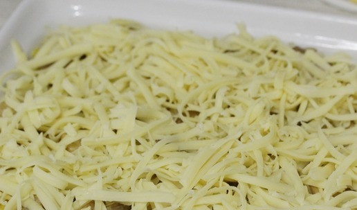 1. Этап. Полента с грибами и сыром: Выложить его поверх грибов. Поставить форму в духовку, разогретую до 200 °С, и запекать около 20 минут или пока сыр не расплавится и не станет золотистым.