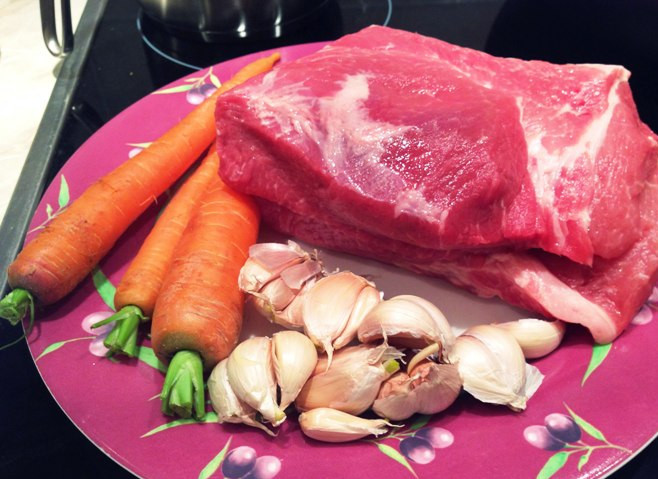 1. Этап. Мясо печеное в мультиварке: Подготовьте необходимые ингредиенты.