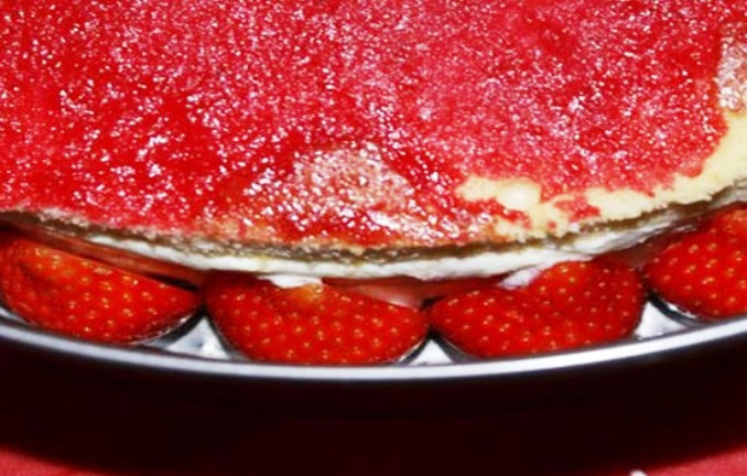 1. Этап. Клубнично-малиновый торт: В промежуток между тортом и краями формы уложите клубнику и залейте на половину желе. Поставьте в холодильник до полного застывания, затем сделайте второй ряд клубники и залейте остальное желе. Остатками крема и целыми ягодами украсьте верх торта и уберите его на 2-3 часа в холодильник для полного застывания. Перед подачей выньте из формы.