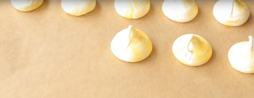 1. Этап. Безе для украшения тортов и пирожных: 5. Выдавите (при помощи кулинарного мешочка) безе на застеленный пергаментной бумагой противень. Поставьте в холодную духовку, включите ее, температура — 70 градусов. Дверцу оставьте приоткрытой, сушите безе 2 часа. После этого выключите духовку и оставьте его там на 5 часов.