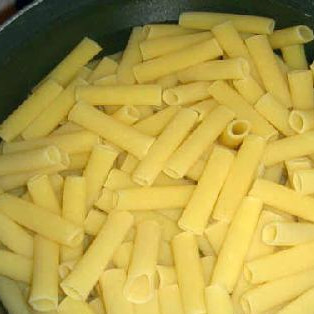 1. Этап. Запеченный Зити: Выкладываем макароны в кипящую воду. Добавляем немного оливкового масла.