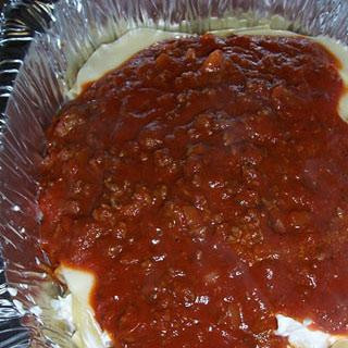 1. Этап. Тройной сырный Зити: Заливаем соусом.