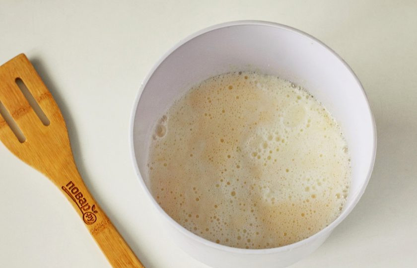 1. Этап. Блины Тающие во рту: Затем влейте холодное молоко и продолжите взбивать.