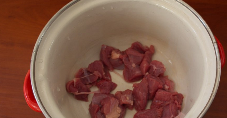 1. Этап. Суп с кусочками говядины: Кладем в кастрюлю кусочки говядины, заливаем ее водой. Ставим кастрюлю на огонь.