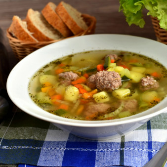 Суп с фрикадельками и кабачком