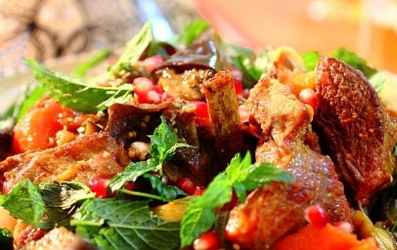 1. Этап. Бараньи ребрышки в мультиварке: 7. Готовое блюдо выкладываем на тарелки и подаем к столу с мелко нарезанной зеленью. Вкуснотище!