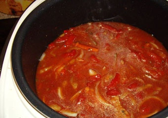 1. Этап. Треска под маринадом в мультиварке: Теперь на дно чаши мультиварки кладем куски рыбы, поливаем их растительным маслом. Солим и перчим по вкусу. Сверху выкладываем лук, перец, морковь и заливаем томатной смесью. Устанавливаем программу 