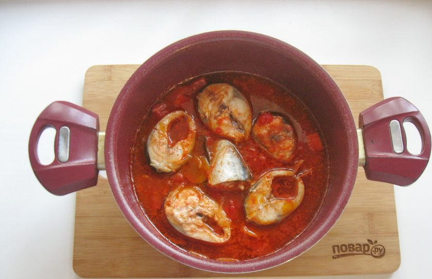 1. Этап. Скумбрия в томате с овощами: Накройте кастрюлю крышкой и тушите скумбрию на небольшом огне 20-25 минут.