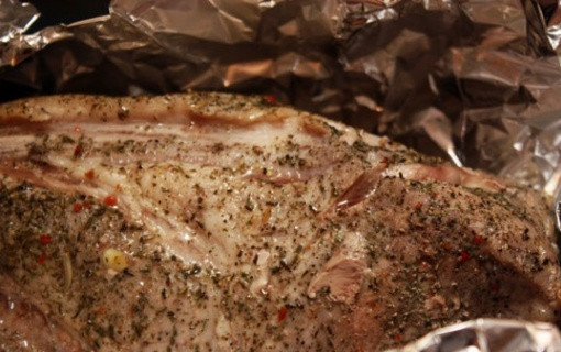1. Этап. Шейка в духовке в фольге: 4. Классический рецепт шейки в духовке в фольге можно дополнить также любимыми специями для мяса. Использовать можно паприку, острый перец, сушеные травы или готовые наборы.