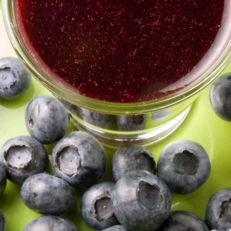 1. Этап. Чернично-лаймовый соус: 4. Процедить черничную массу через мелкое железное сито, перелить в емкость. Хранить в холодильнике.