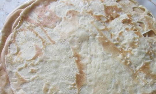 1. Этап. Блинчики с курицей и грибами: На разогретой сковороде жарим тонкие блинчики.