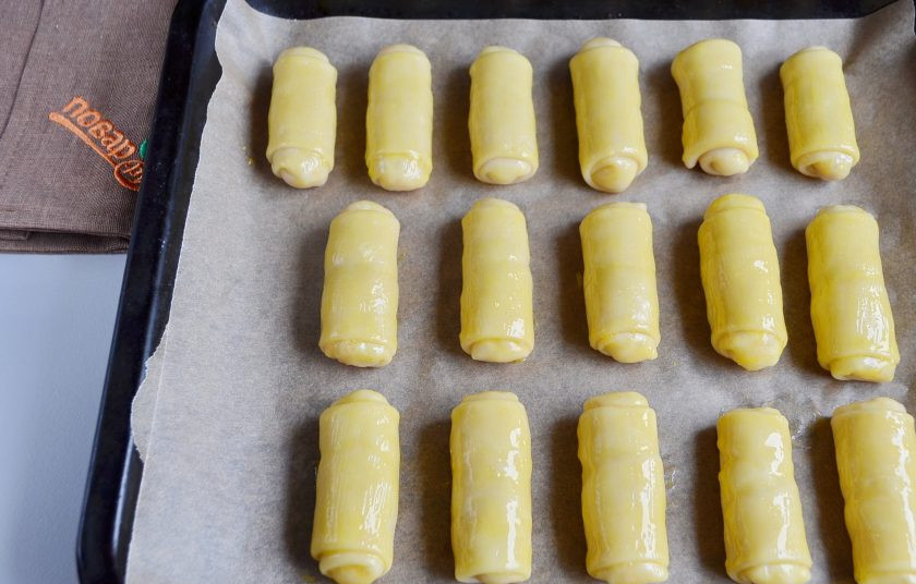 1. Этап. Вэрзэре: Разогрейте духовку до 200 градусов. Смажьте рулетики желтком. Отправьте на 20 минут пирожки в духовку.