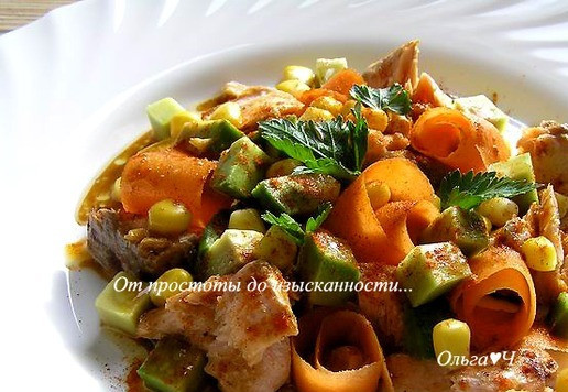 1. Этап. Салат с лососем, морковью и авокадо: Полейте салат заправкой, посыпьте паприкой, украсьте петрушкой и подавайте.