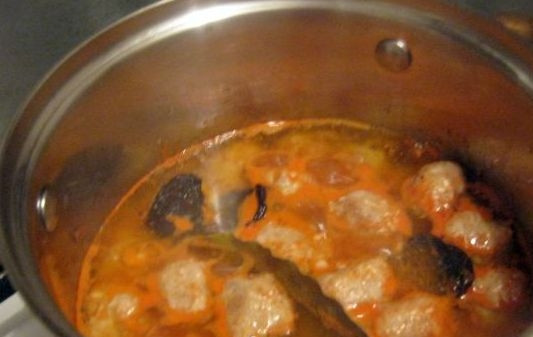 1. Этап. Тефтели с черносливом: Обжаренные тефтели вместе с луком выкладываем в казанок и заливаем приготовленным соусом. Добавляем лавровый лист и чернослив и накрываем крышкой. Тушим на медленном огне в течение 25-30 минут. Готовые тефтельки отлично сочетаются с любым гарниром. Приятного аппетита!