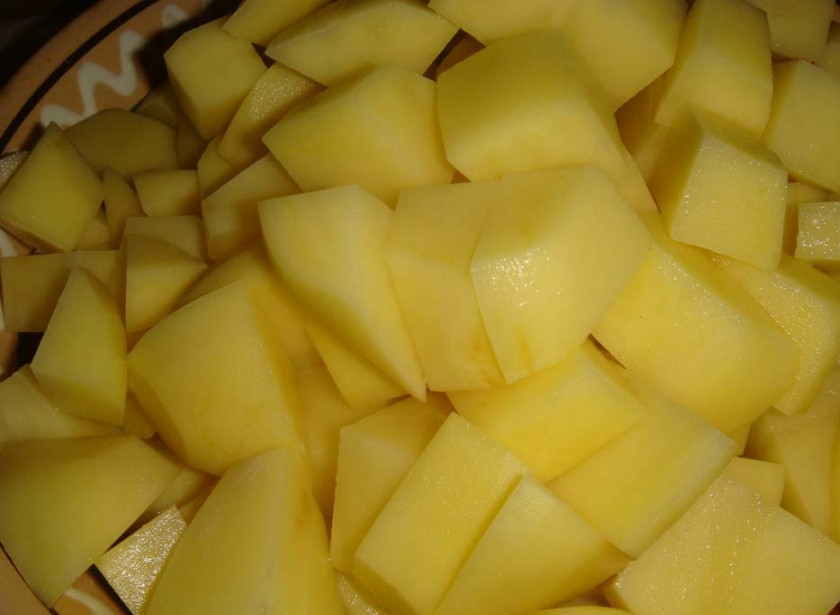 1. Этап. Гуляш из говядины по-венгерски: Картофель режем кубиками. Когда мясо готово - добавляем картошку.